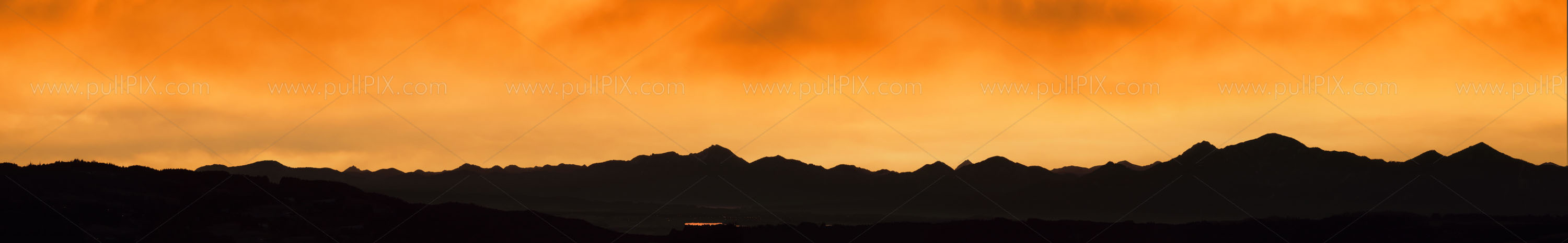 Preview Alpenpanorama vor Sonnenaufgang.jpg